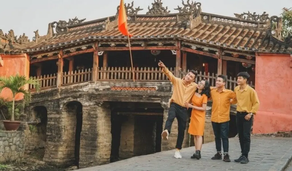 Thuê xe du lịch giúp di chuyển tiện lợi đến mọi điểm tham quan xa