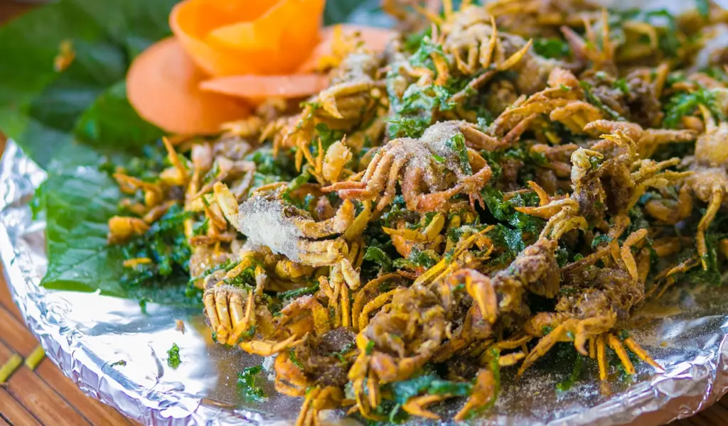 Cua suối chiên giòn đặc sản dân dã Mù Cang Chải