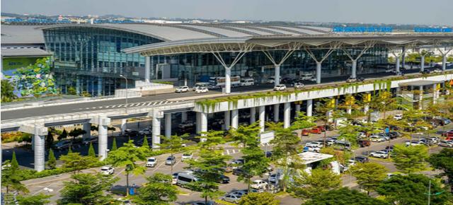 Sân bay Quốc tế Nội Bài thuộc địa phận xã Phú Minh, huyện Sóc Sơn, TP. Hà Nội