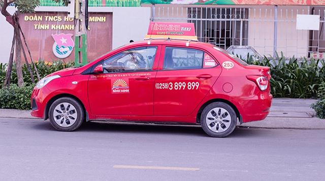 Hãng taxi Bình Minh với gam màu đỏ nổi bật