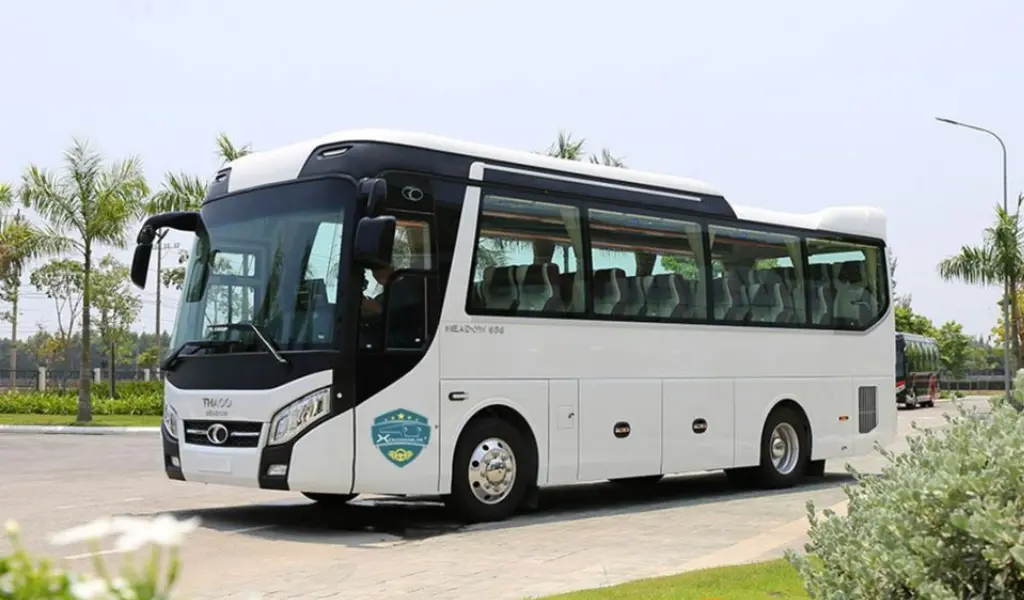 Xe 35 chỗ đi Tràng An tiện lợi cho công ty và đoàn khách đông