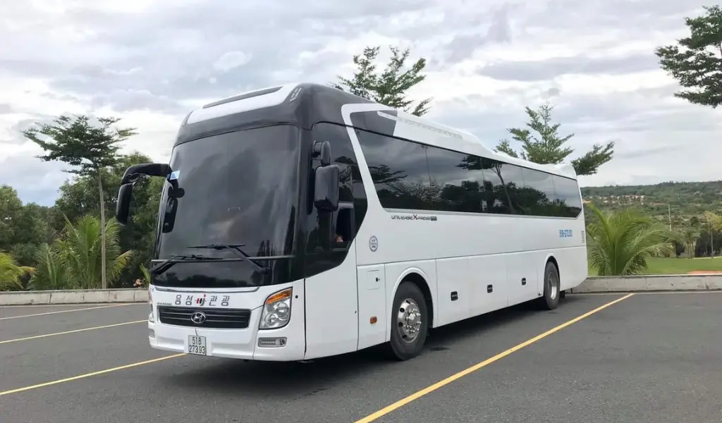 Xe 45 chỗ đi Tràng An phù hợp cho trường học và công ty lớn