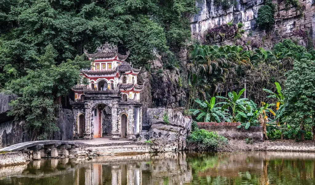 Chùa Bích Động cổ kính ẩn mình trên sườn núi đá vôi