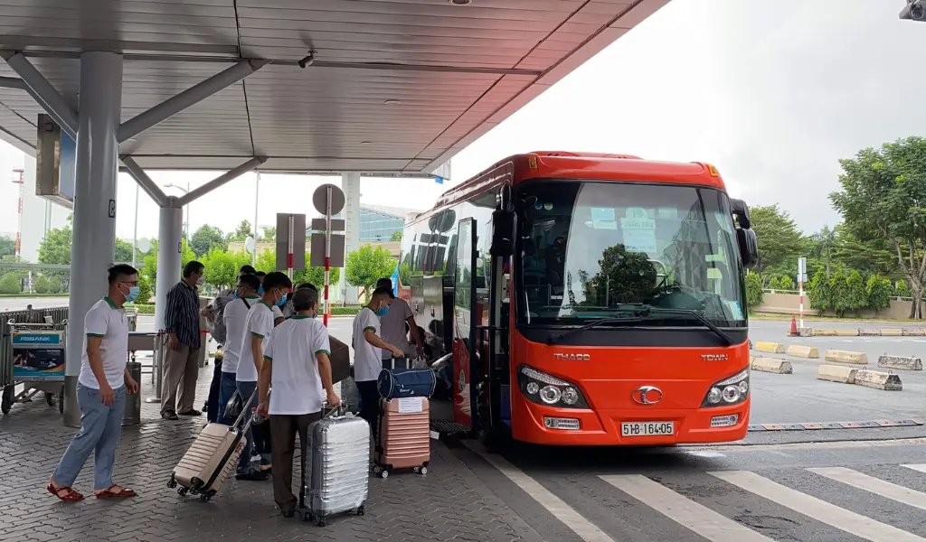 Xe khách tiện lợi, di chuyển an toàn nhưng thiếu linh hoạt cho các lễ hội Tây Bắc