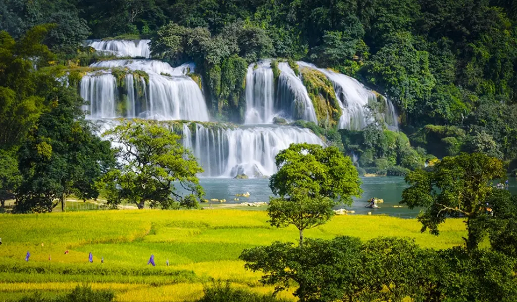 Cầu treo và Bản Kéo Sầm là những góc chụp tuyệt vời tại Thác Bản Giốc