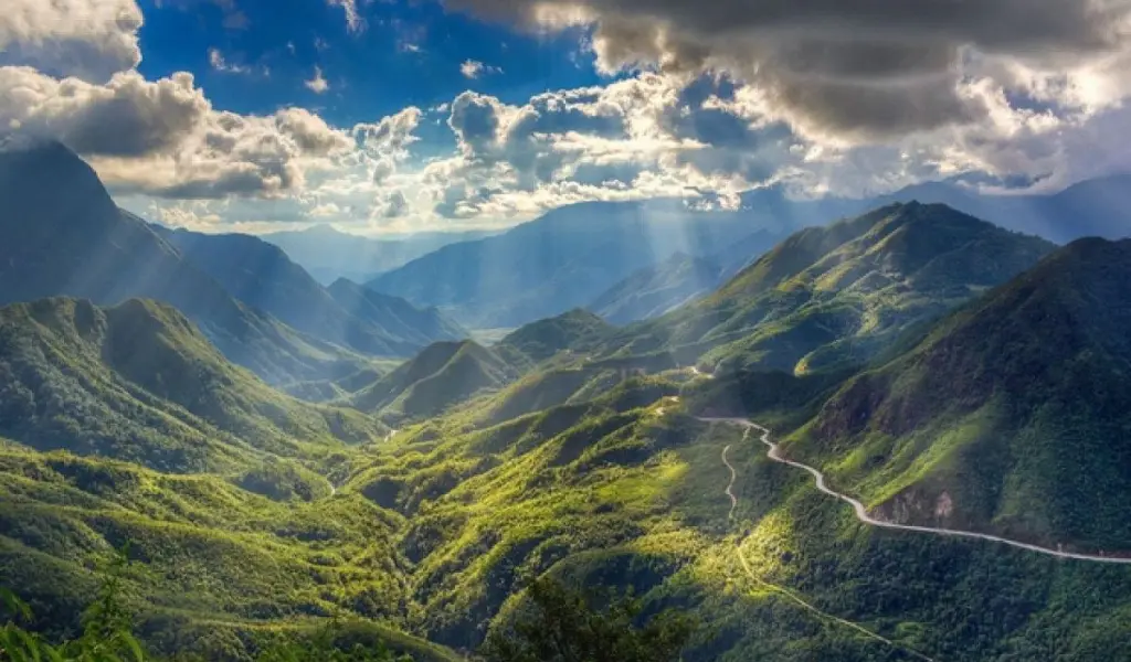 Ba đỉnh đèo hùng vĩ thử thách tay lái và mê hoặc du khách