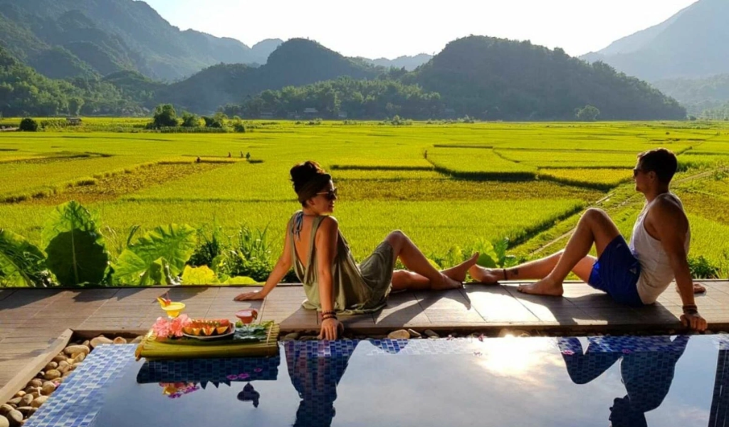 Mai Châu Mộc Châu hút khách với bản làng yên bình và mùa hoa mận trắng