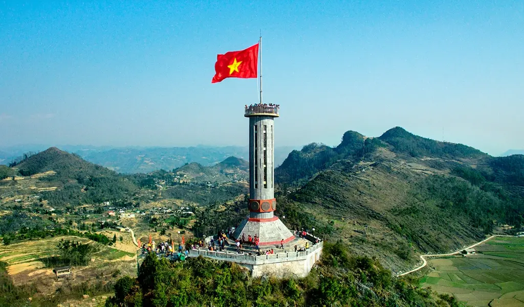 Cột Cờ Lũng Cú, điểm cực Bắc Việt Nam, cách Đồng Văn 24 km, với cảnh đẹp hùng vĩ