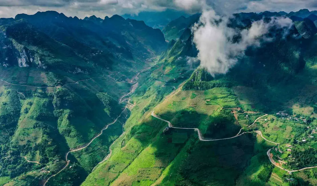 Đèo Mã Pí Lèng, cách Đồng Văn 20 km, nổi tiếng với cảnh quan núi non hùng vĩ