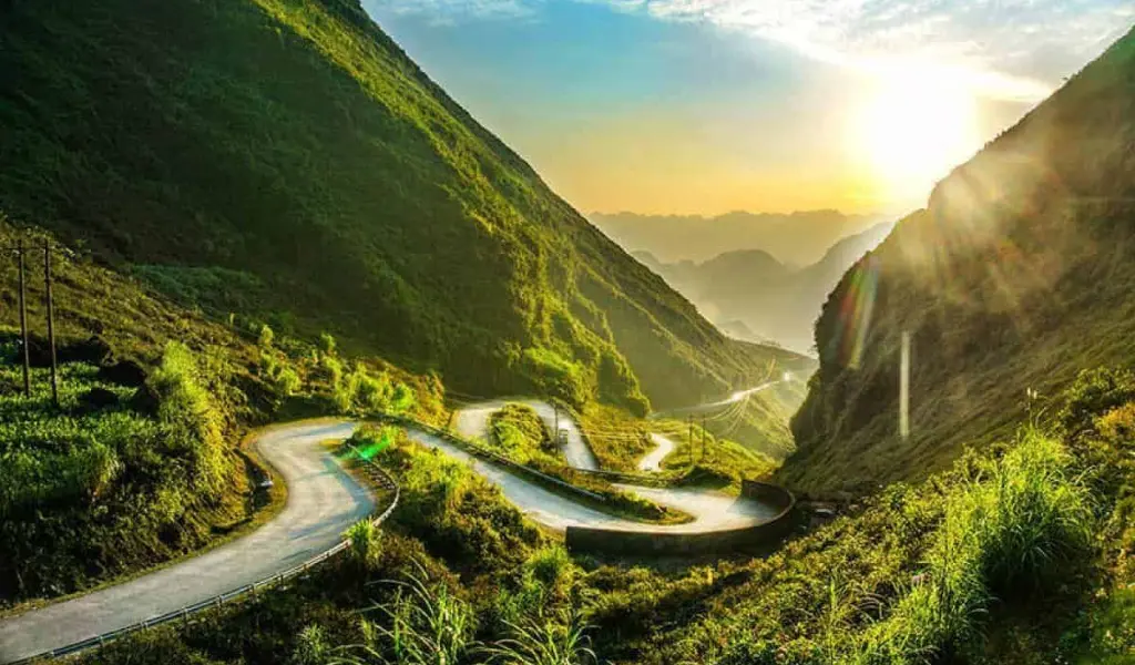Dốc Thẩm Mã, cách Đồng Văn 15 km, nổi bật với cảnh quan hoang sơ và đèo dốc