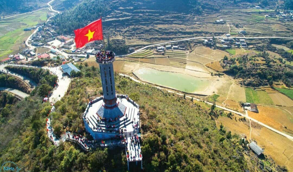 Cột cờ Lũng Pô biểu tượng nơi sông Hồng chảy vào đất Việt