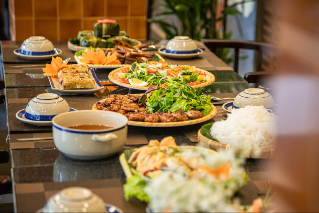 Tham gia tour Bà Nà Hills bạn được thưởng thức bufet 5 sao với hơn 200 món Á Âu