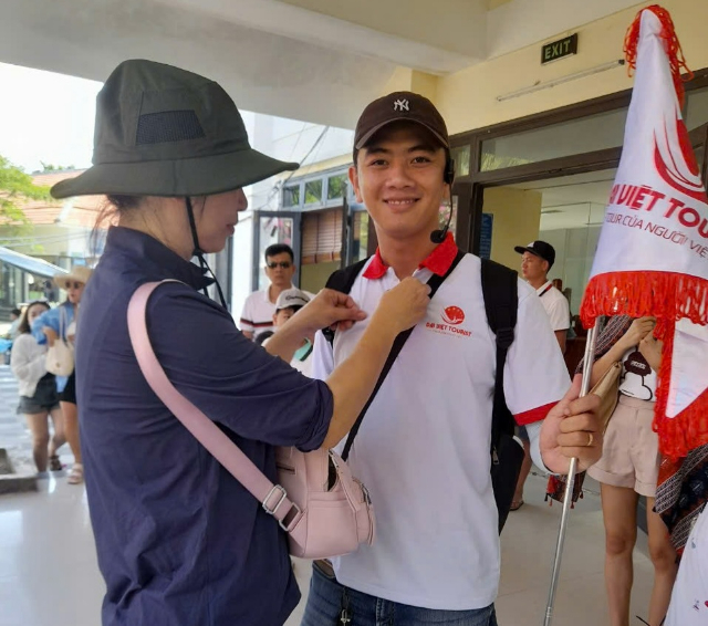 Hướng dẫn viên được Đại Việt Tourist tuyển chọn và đào tạo bài bản, chuyên môn cao