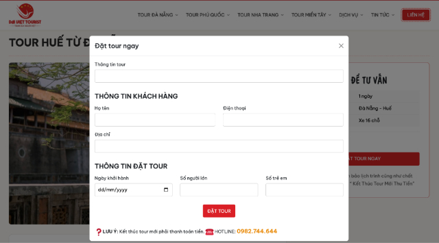 Du khách truy cập website để đăng ký tour Huế dễ dàng không cần đặt cọc