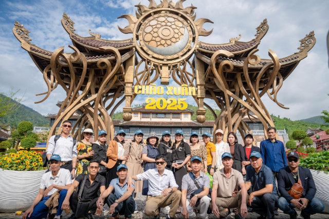 Du khách chụp hình lưu niệm khi tham gia tour Bà Nà Hills