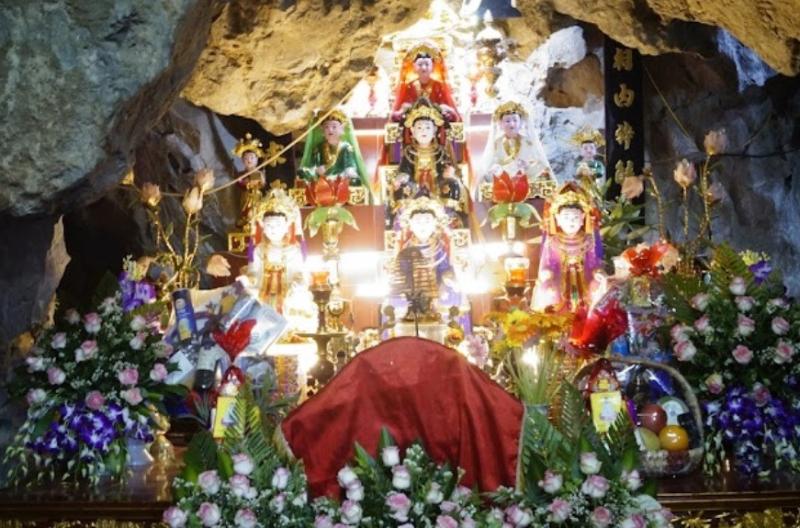 Ban thờ linh thiêng và trang nghiêm bên trong không gian động Ba Nàng.