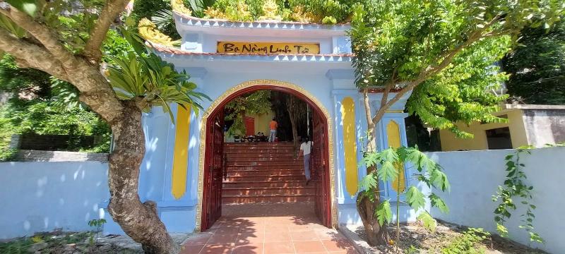 Điểm check-in rợp bóng cây xanh mát tại cổng vào Ba Nàng Linh Từ.