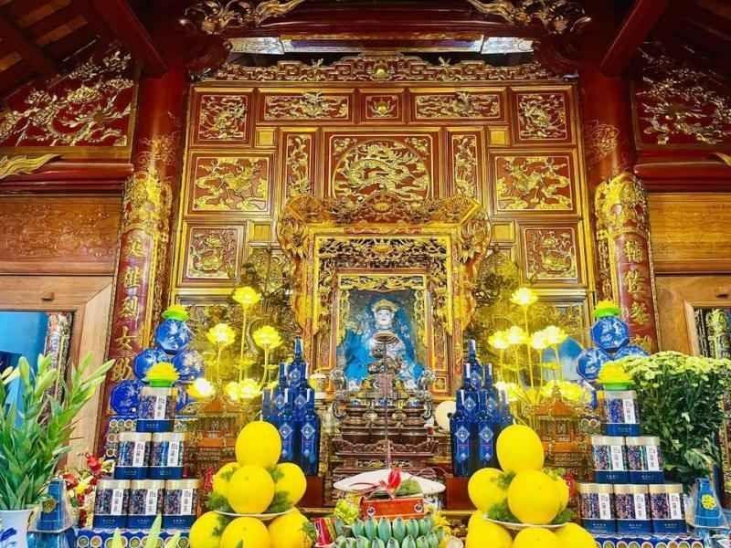 Du khách thành tâm dâng lễ tại đền Chầu Năm để cầu tài lộc, bình an và may mắn.