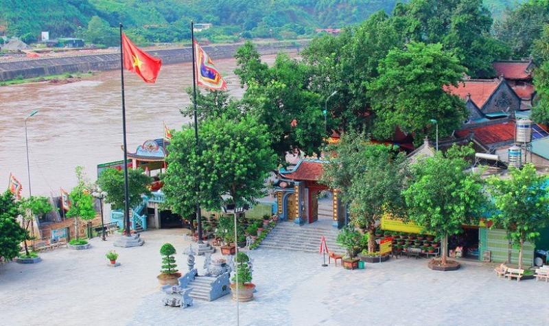 Khuôn viên đền rợp bóng cây xanh, mang lại cảm giác trang nghiêm và thư thái cho du khách trong dịp đầu xuân