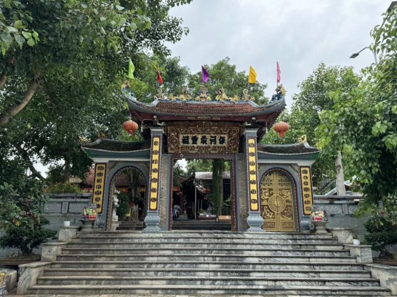 Cổng chính trang nghiêm của Đền Bảo Hà, điểm đến tâm linh linh thiêng thu hút đông đảo du khách bề chiêm bái.